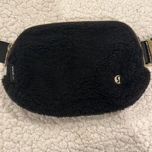 lululemon Black Sherpa Crossbody EVERYDAY BAG Fanny